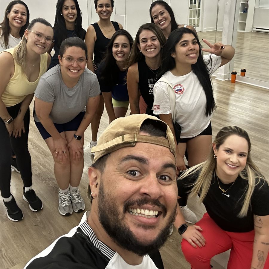 Selfie of the instructor with a group of happy Brasileirada students